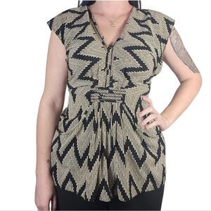 Aryn K Abstract Cevron Short Sleeve V neck black/beige blouse